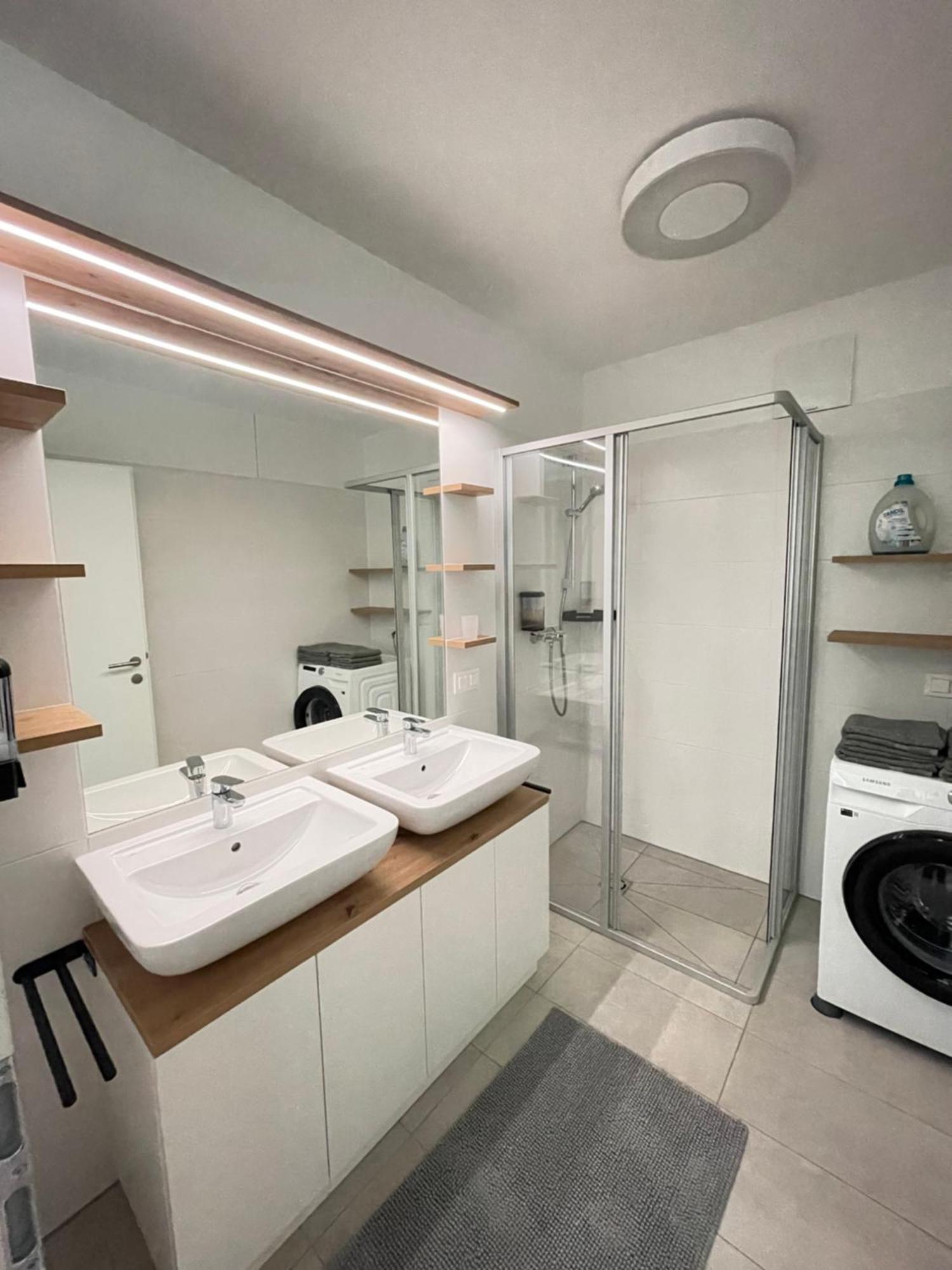 100 Qm Penthouse, Self-Check-In, 2 Parkplaetze Apartman Graz Kültér fotó